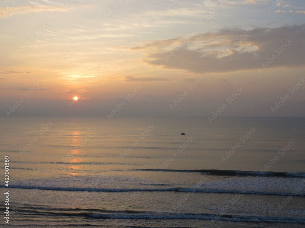 Obraz premium Amanecer nublado sobre las costas de Port Saplaya.