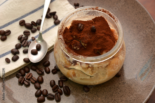dolce tiramisù in boccale di vetro tipico dolce italiano con formaggio mascarpone caffè cacao biscotti savoiardi