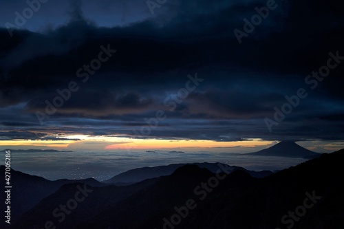南アルプス白根三山の登山風景