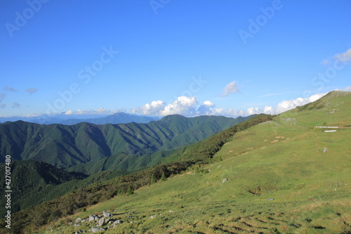 Wallpaper Mural 四国カルスト　カルスト台地と青空と白い雲 Torontodigital.ca