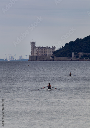 canottieri nel golfo di Trieste,  castello di Miramare