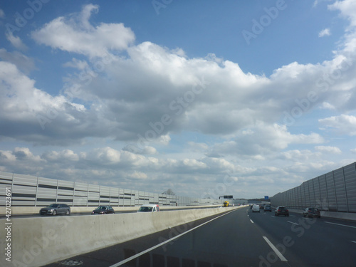 Autobahn mit fahrenden Autos und Schallschutzwände 
