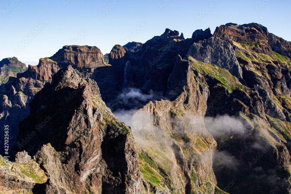 Obraz premium The famous hiking trail from Pico do Arieiro to Pico Ruivo, Madeira, Portugal