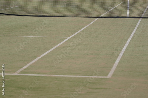 テニスコートにピンと張られたネット © Asphalt_STANKOVICH