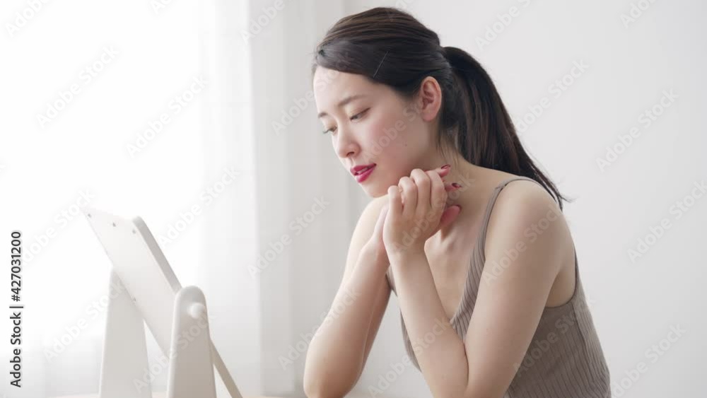 鏡を見る女性　美容イメージ　スローモーション