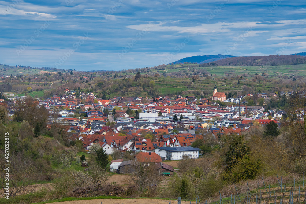 Fototapeta premium Weitblicke oberhalb von Ettenheim in den Schwarzwald