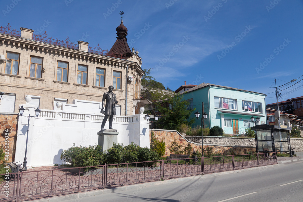 Fototapeta premium Monument to Pushkin on the street in Bakhchisarai in summer.