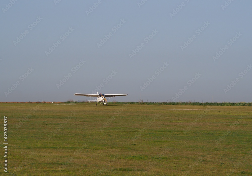 aparato de vuelo biplaza color blanco tomando tierra en el aeródromo, lerida, españa, europa aparato de vuelo biplaza color blanco tomando tierra en el aeródromo, lerida, españa, europa