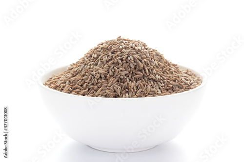 Foto close-up of Organic cumin seed (Cuminum cyminum) or jeera on a ceramic white bowl