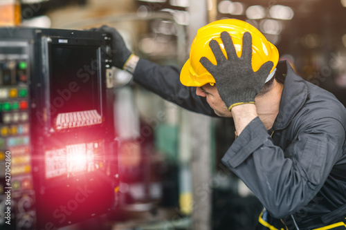 Fotografie engineer worker inexperienced service man confuse nervous and stressful to fix a