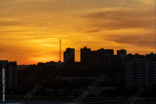 Pôr do sol dourado na cidade Maceió, Alagoas. © Mateus R Fiuza