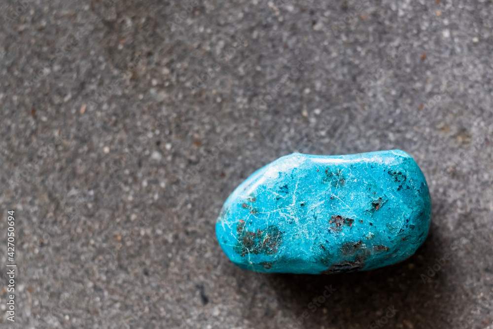 Pierre roulée polie chrysocolle sur un fond noir - Minéral naturel Pierre roulée polie chrysocolle sur un fond noir - Minéral naturel