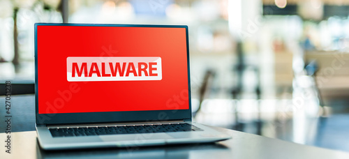Foto Laptop computer displaying the warning sign of malware
