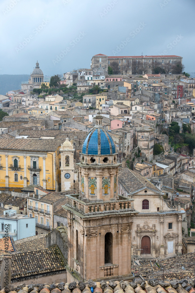 Vista del histórico barrio de Ragusa Ibla en Sicilia, Italia con el campanario de la iglesia de Santa Maria de Itria