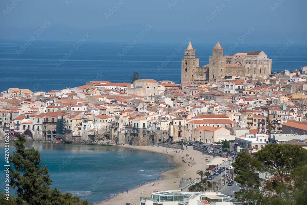 Vista de la costa, con catedral y pueblo de Cefalú en la isla de Sicilia, Italia