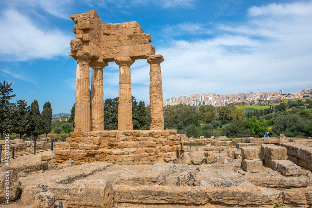 Restos arqueológicos en el Valle del Templo de Agrigento en la isla de Sicilia, Italia