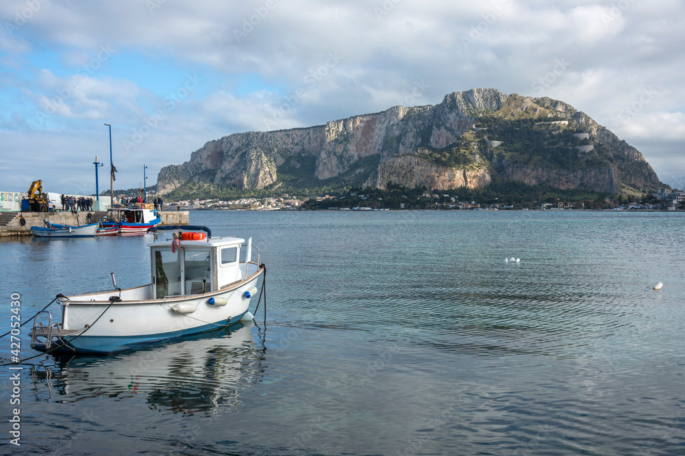 Paisaje con barcass en la bahía de Mondello, Sicilia, Italia
