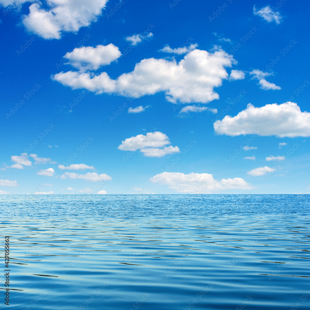 Obraz premium Photo of blue clear bay waves with sky and clouds