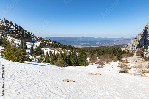 Vue sur la vallée au pied du massif du Vercors (Isère, France)