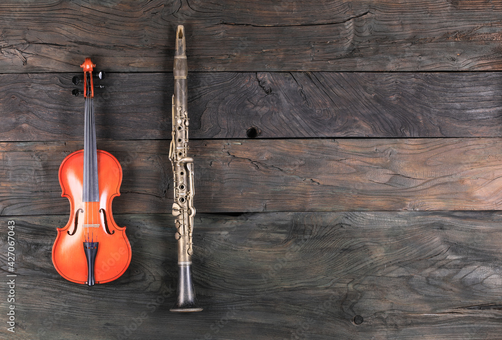 Naklejka premium violin and clarinet isolated on wooden background