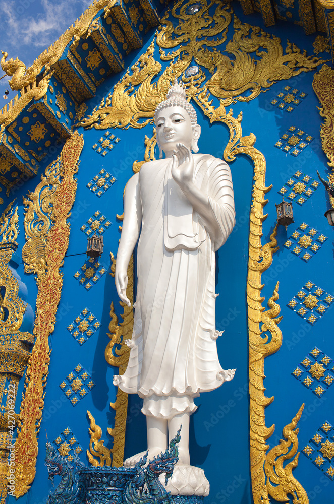 Obraz premium Big Buddha statue in Thai Lanna style - exterior detail of Famous Wat Rong Suea Ten, or Blue Temple in Chiangrai, Chiang Rai Province, Northern Thailand.