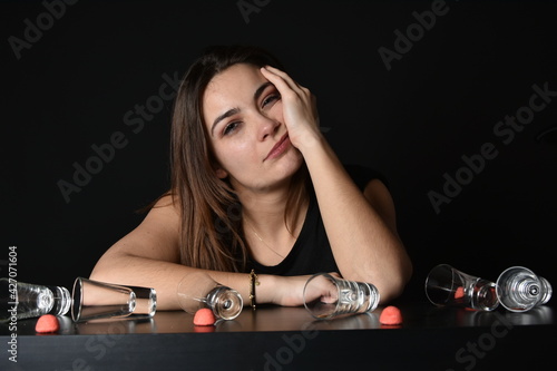 Belle femme fatiguée par l'alcool photo