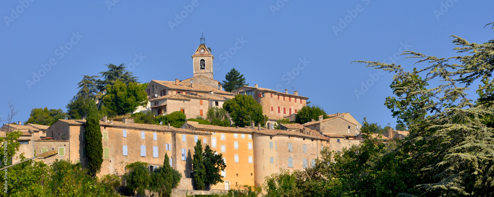 Panoramique village de Banon (04150) sur la colline entre les arbres, département des Alpes-de-Haute-Provence en région Provence-Alpes-Côte-d'Azur, France