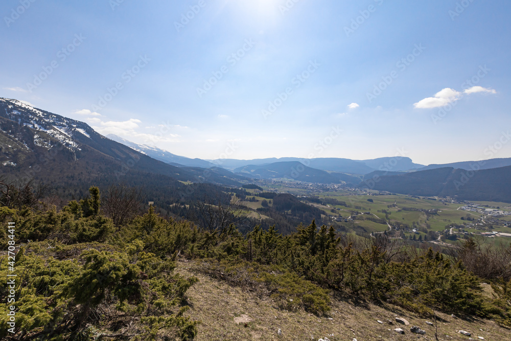 Vue sur la vallée au pied du massif du Vercors (Isère, France)