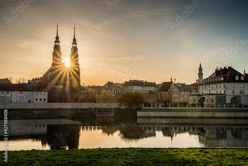 Stare Miasto Opole nad Odrą podczas wschodu słońca