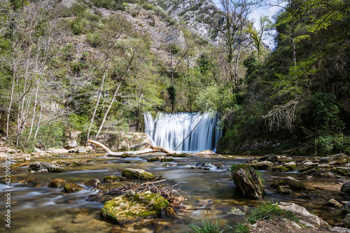 Cascade blanche sur la rivière Vernaison à Sainte-Eulalie-en-Royans en longue exposition (Drôme, France) photo