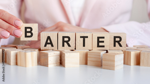 Foto woman made word barter with wooden blocks