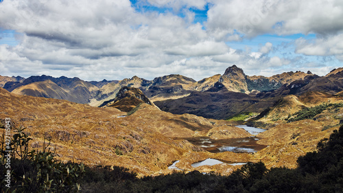 Montañas, lagunas y cielo