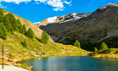 Fototapeta Naklejka Na Ścianę i Meble -  Leisee lake near Zermatt in Switzerland
