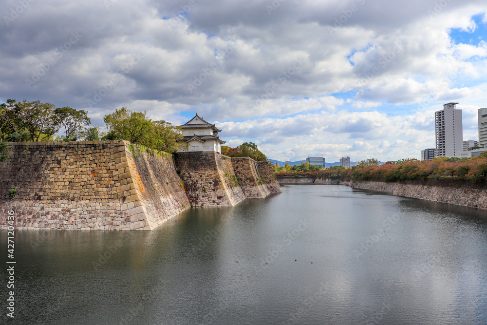 雲に覆われた大阪城