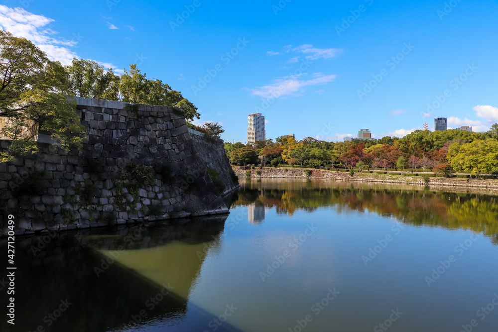 紅葉に彩られた大阪城の水堀
