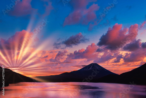 富士山に差し込む朝の太陽光線
