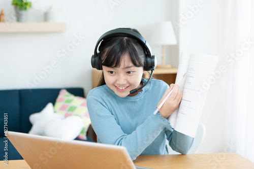 Plakat w ramie インカムをつけて勉強する女の子