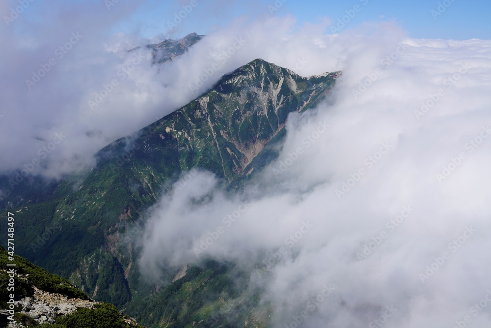 北アルプス八方尾根、唐松岳から五竜岳への登山風景、五竜岳から望む唐松岳方面 北アルプス八方尾根、唐松岳から五竜岳への登山風景、五竜岳から望む唐松岳方面