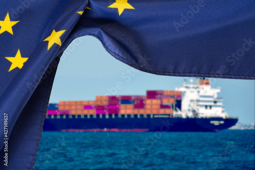 Obraz na płótnie Flagge der Europäischen Union EU und ein Containerschiff