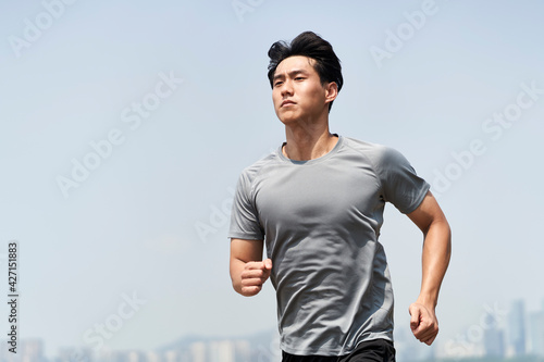 Fotografie young asian man running outdoors