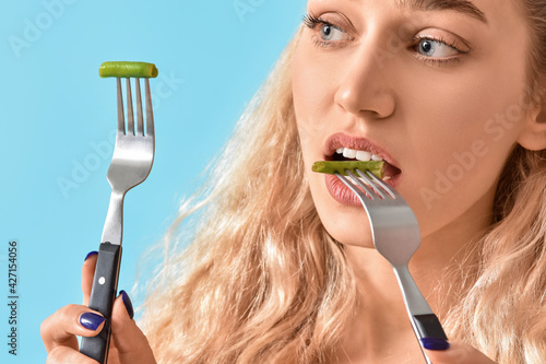 Beautiful young woman eatin...