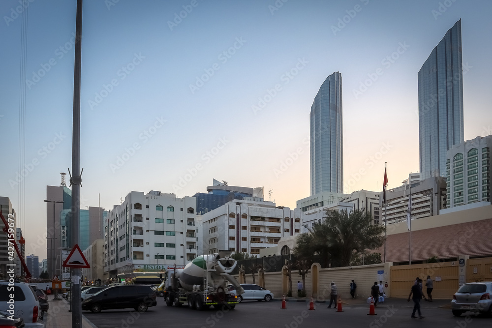 Obraz premium Capital of UAE, Abu Dhabi 12 April 2021 - City of United Arab Emirates at dusk