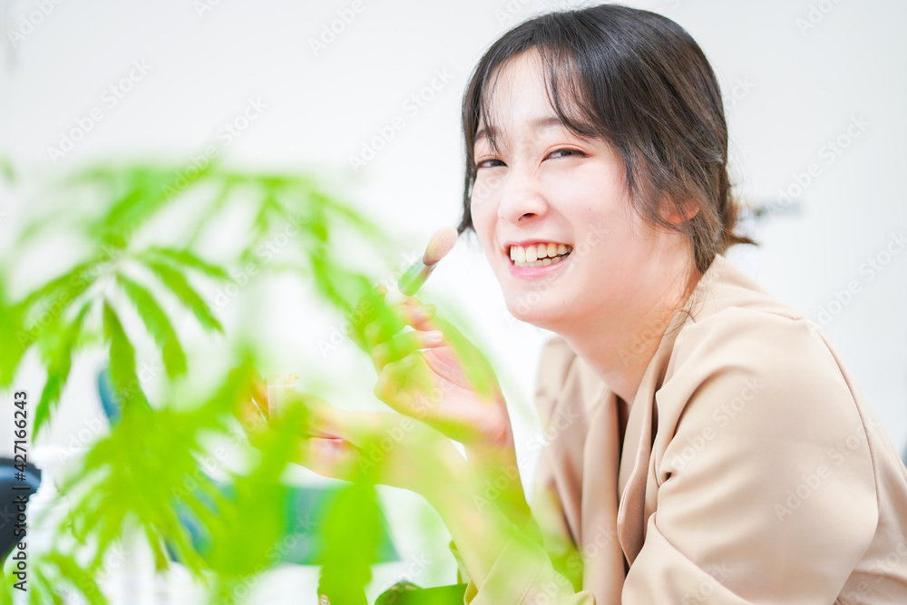 メイクをする女性