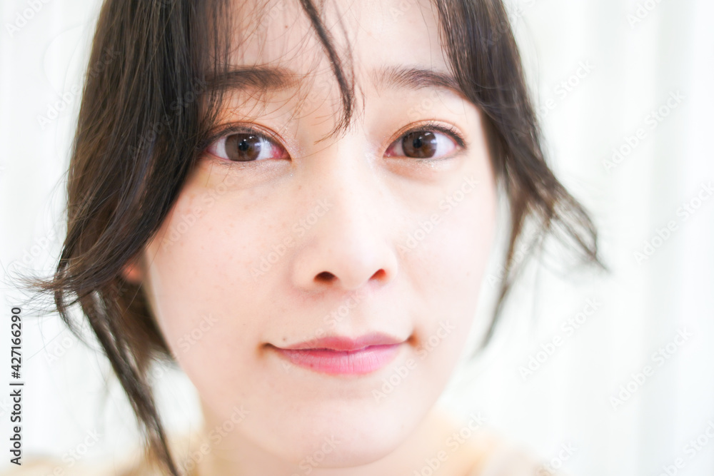 メイクをする女性 メイクをする女性