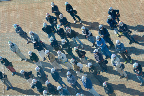 工事現場の職人の朝の様子