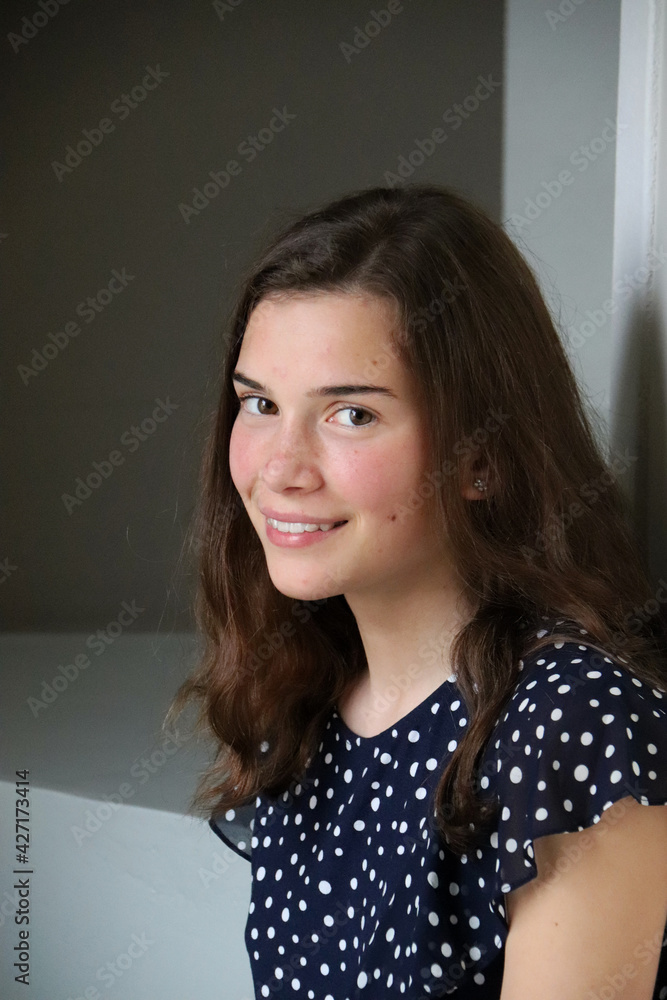 RITRATTO DI GIOVANE RAGAZZA CON MAGLIA BLU RITRATTO DI GIOVANE RAGAZZA CON MAGLIA BLU
