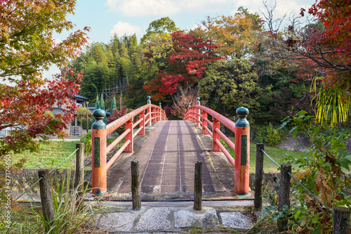 Wallpaper Mural 奈良・竜田川にかかる赤い橋 Torontodigital.ca