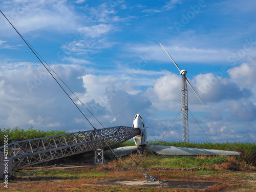 倒された風車　近景　島の台風対策