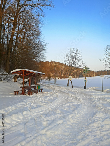 Verschneiter Wanderweg in der Walbach bei Wolfsburg-Unkeroda
 photo