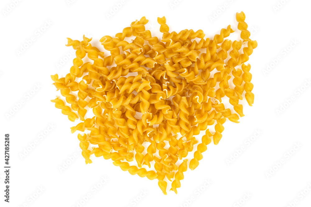 pâtes crues au blé complet isolé sur un fond blanc pâtes crues au blé complet isolé sur un fond blanc